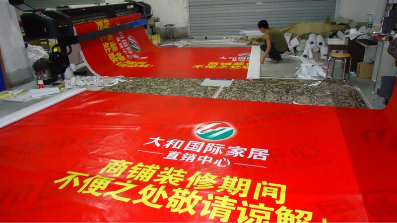 在选择广告材料时，PVC板与亚克力板常被用于制作招牌、灯箱等视觉展示物。但很多人对于这两者之间的差异并不十分清楚。