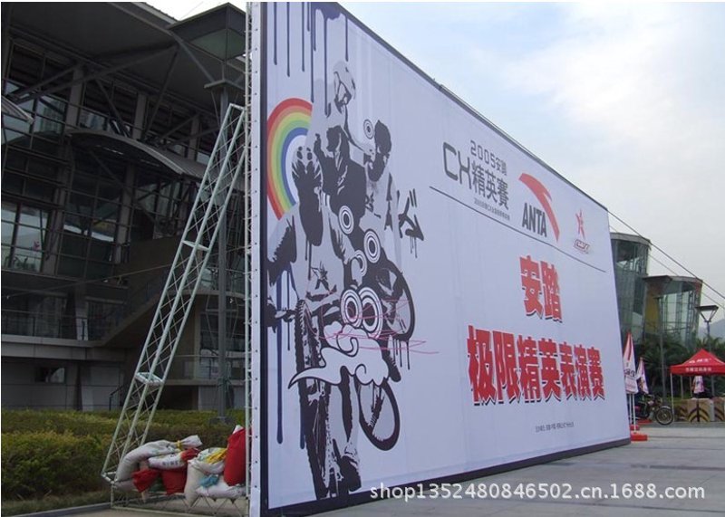 在广告材料的选择上，许多人往往会遇到一个困惑：是选择PVC板还是亚克力板？这两个材料各有特点，如何选才不会错呢？今天就让我们一起探索一下这两者的不同之处吧。