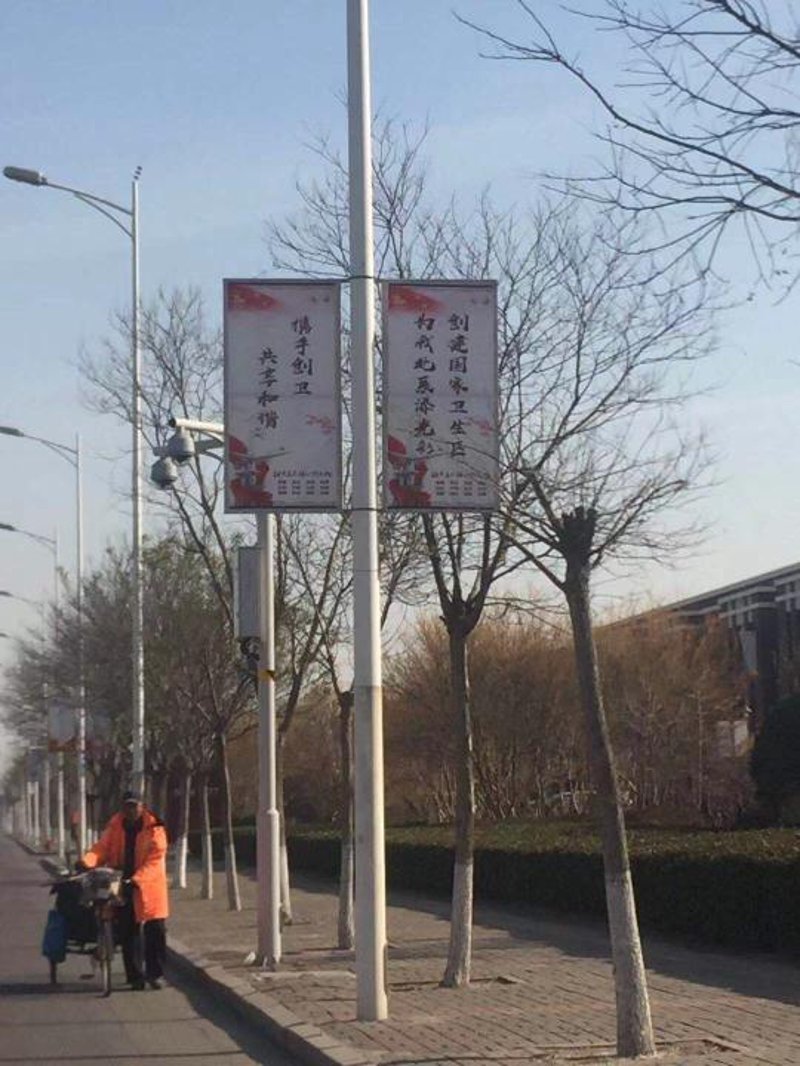 广告行业中的材料选择对于每一个品牌来说都是至关重要的一步。今天，我们就来比较一下喷绘布、灯箱、亚克力和PVC板这四种常见的广告材料。